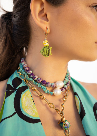 Cadena de dos mitades doradas con eslabones alargados, collar de color, conjunto de joyas, joyería de diseño, collar Lulàs_Lulàs, pendientes de peces verdes.