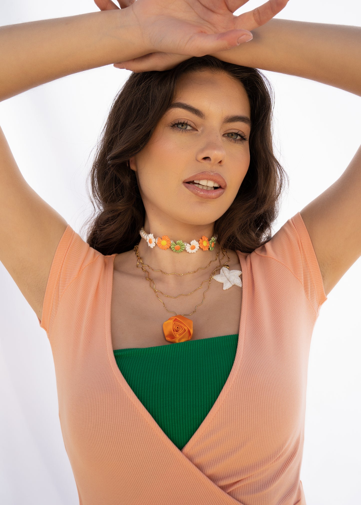 Joyería de diseño, colección verano Lulàs_Lulàs, collar con margaritas, choker de margaritas, colgante blanco de nácar, charm flor, flor naranja