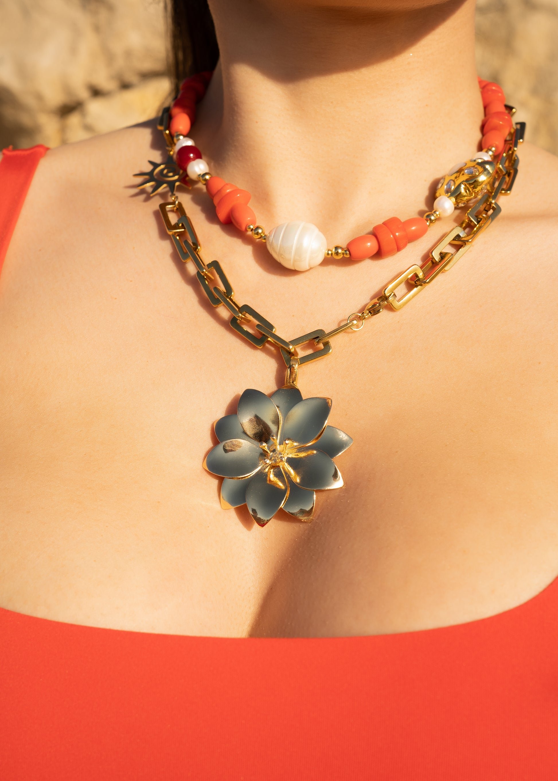 Collares hechos a mano, cadenas doradas estilo lulas-lulas, collar de color coral, cadena con sol dorado.